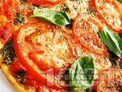 Домашна пица Маргарита с домати, кашкавал и босилек - снимка на рецептата